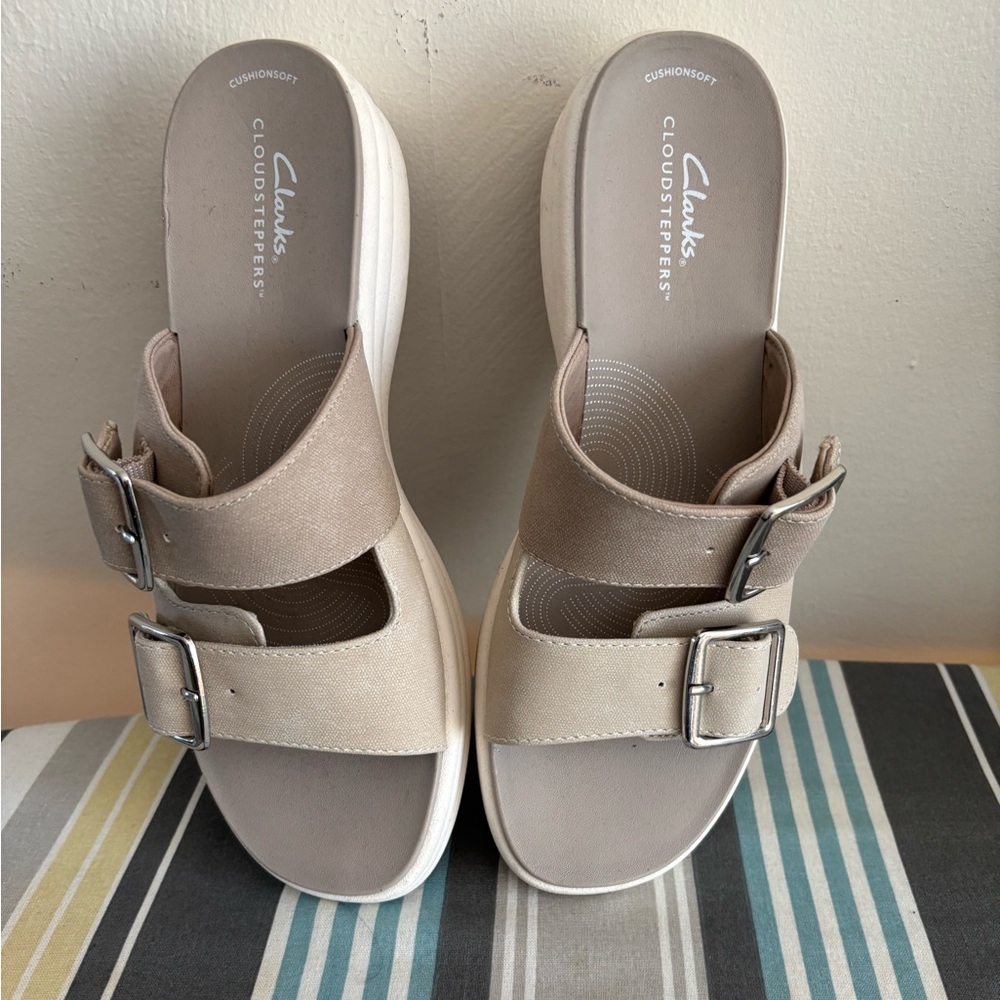Clark’s cloudsteppers sandals